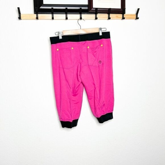 Zumba NWT!Women’s Shake Your Shuttle Capri Pants Berry Pink Dance Fitness Size M - Picture 2 of 5